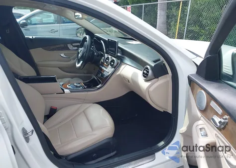 2017 Mercedes-Benz C 300 Luxury/Sport z USA, uszkodzony, nr VIN 55SWF4JB7HU179844